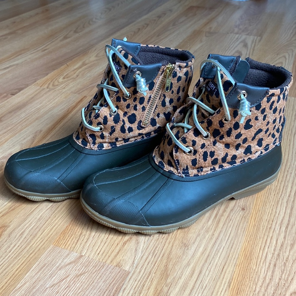 Sperry women’s Syren Gulf Leopard Duck Boots. Size 6.5.